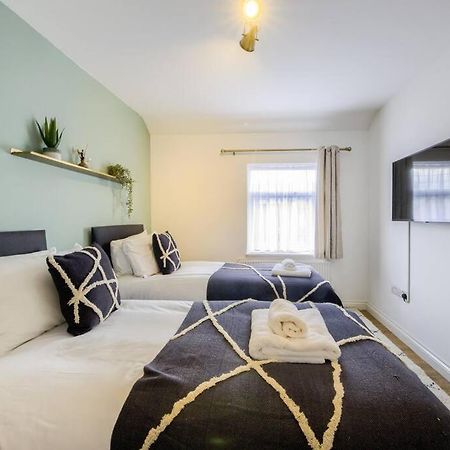 Low Rate For A 4-Bedroom House In Coventry With Free Unlimited Wi-Fi 2 Car Parking 53 Qmc Esterno foto