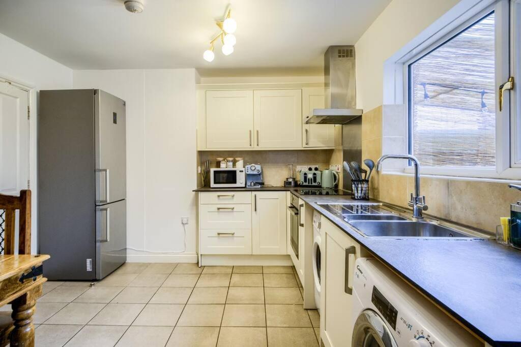Low Rate For A 4-Bedroom House In Coventry With Free Unlimited Wi-Fi 2 Car Parking 53 Qmc Esterno foto
