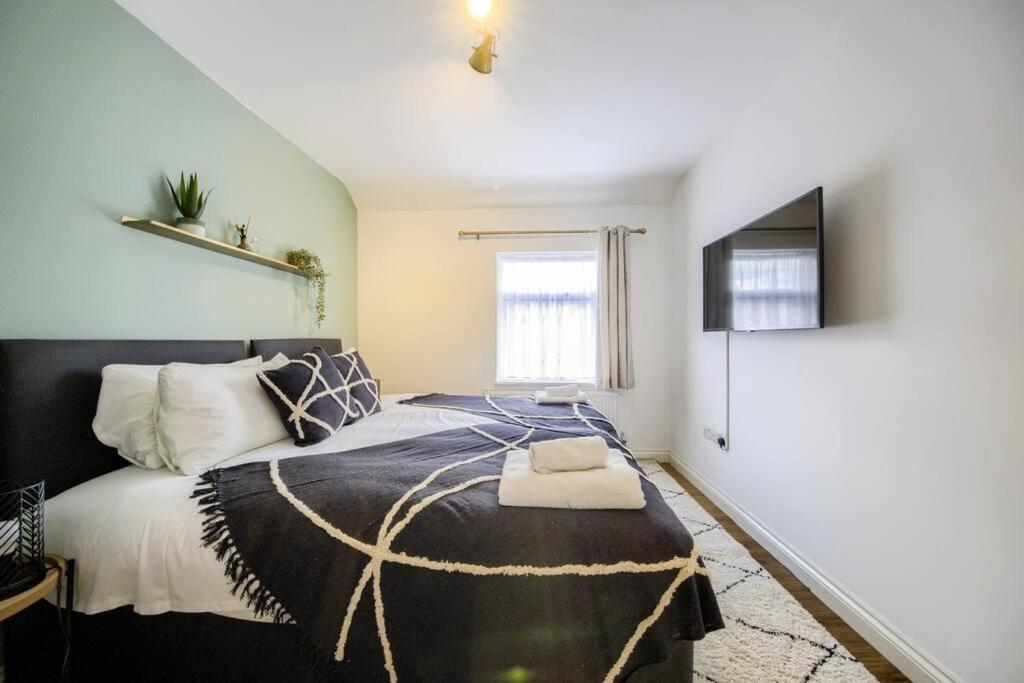 Low Rate For A 4-Bedroom House In Coventry With Free Unlimited Wi-Fi 2 Car Parking 53 Qmc Esterno foto