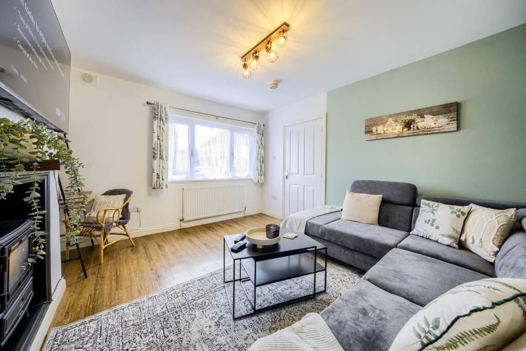 Low Rate For A 4-Bedroom House In Coventry With Free Unlimited Wi-Fi 2 Car Parking 53 Qmc Esterno foto